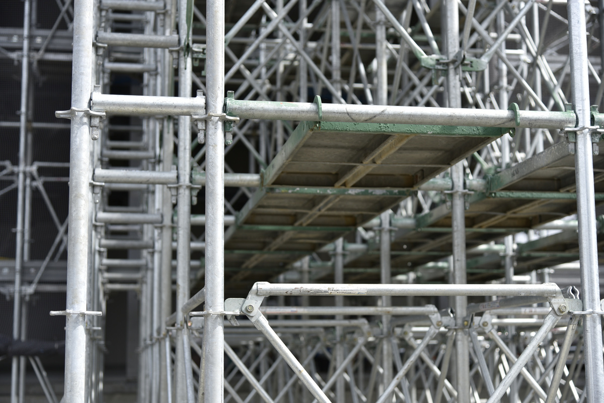 Building construction site, solidly assembled scaffolding